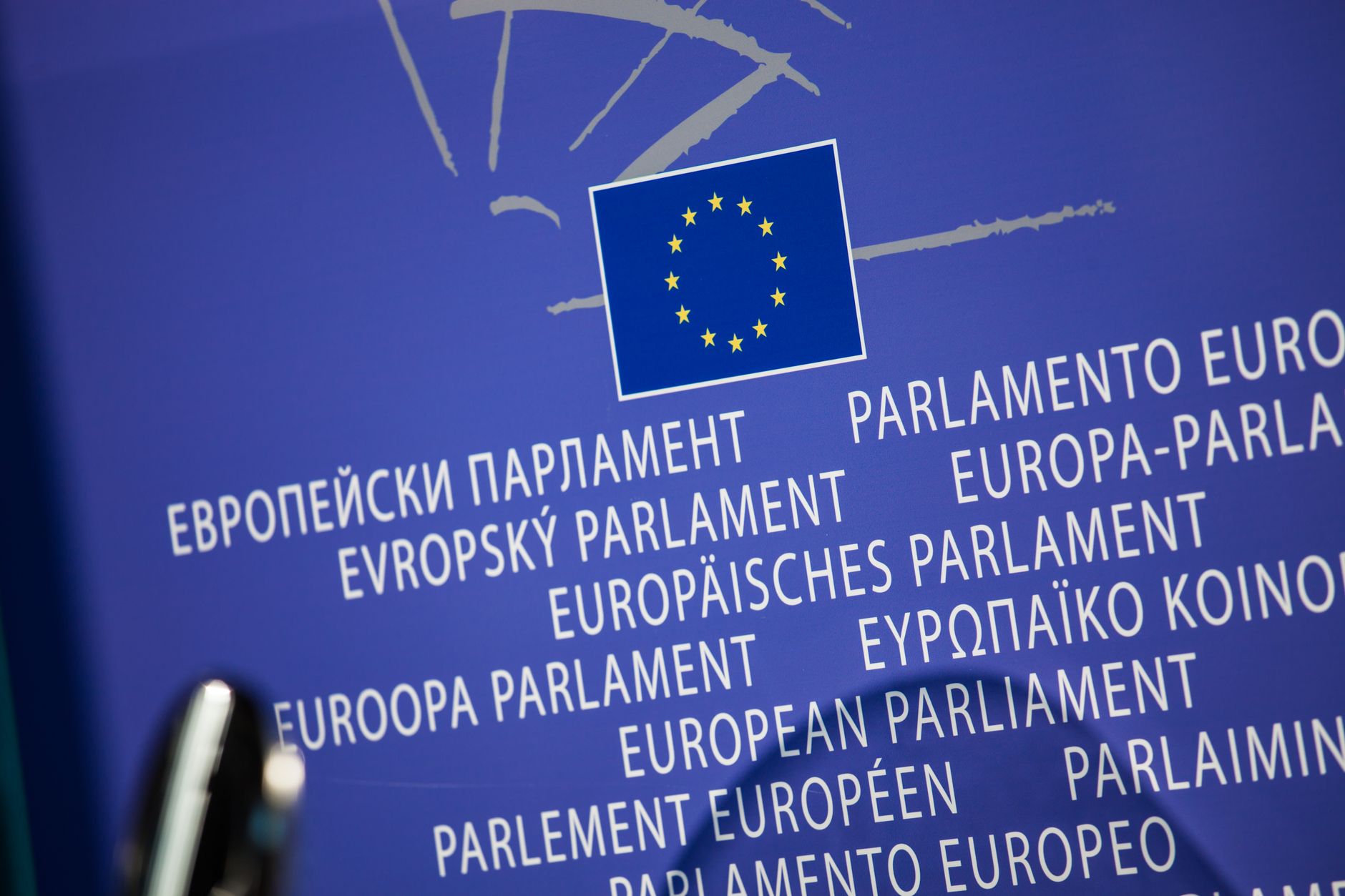 Warszawa w ogniu! PiS rozpada się na oczach, ponad 30 posłów wyrzuconych, Morawiecki grozi swoim klubem