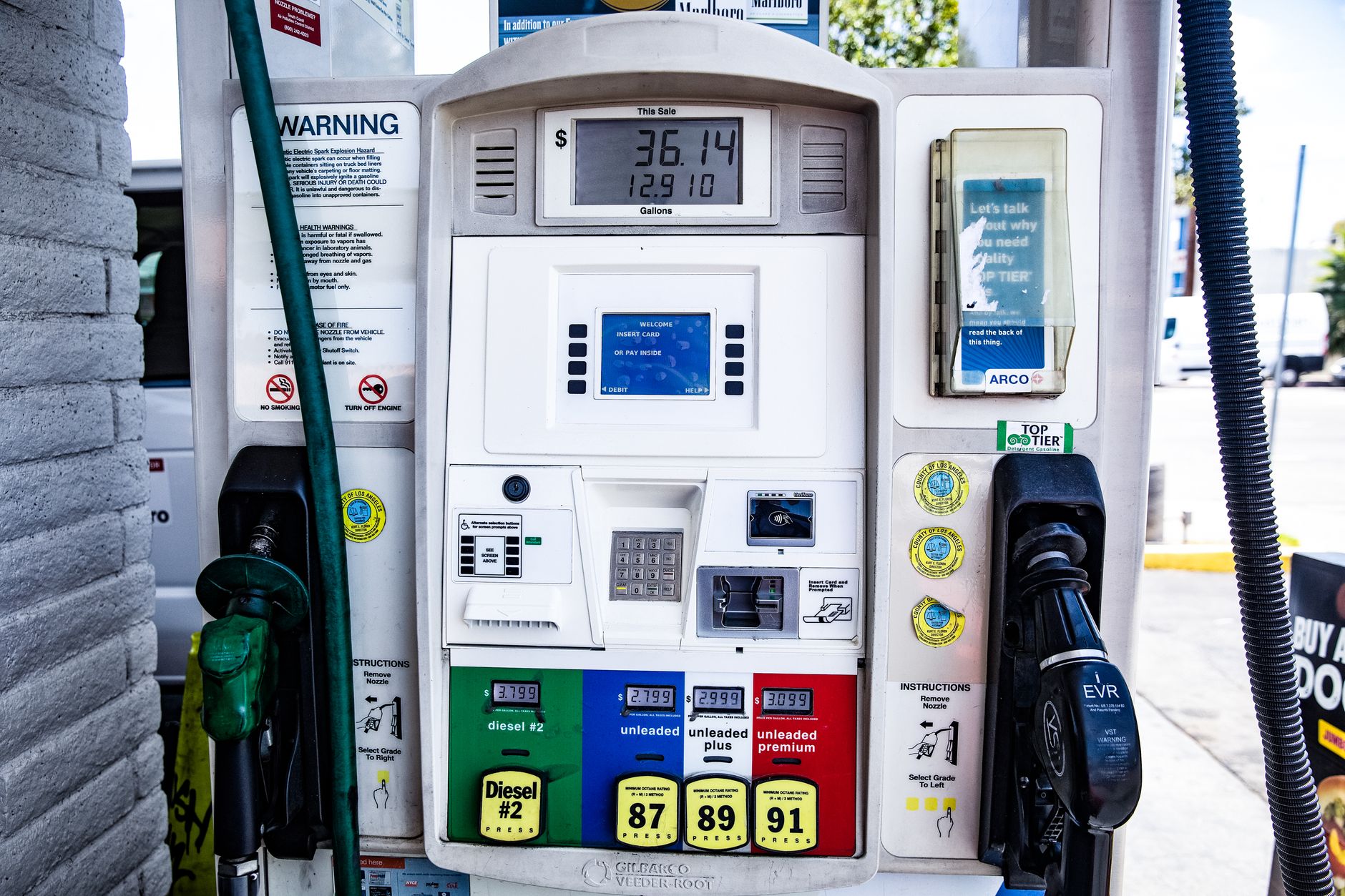 Benzyna zdrożała prawie o złotówkę na litrze. Ile trzeba przygotować portfela na stację?