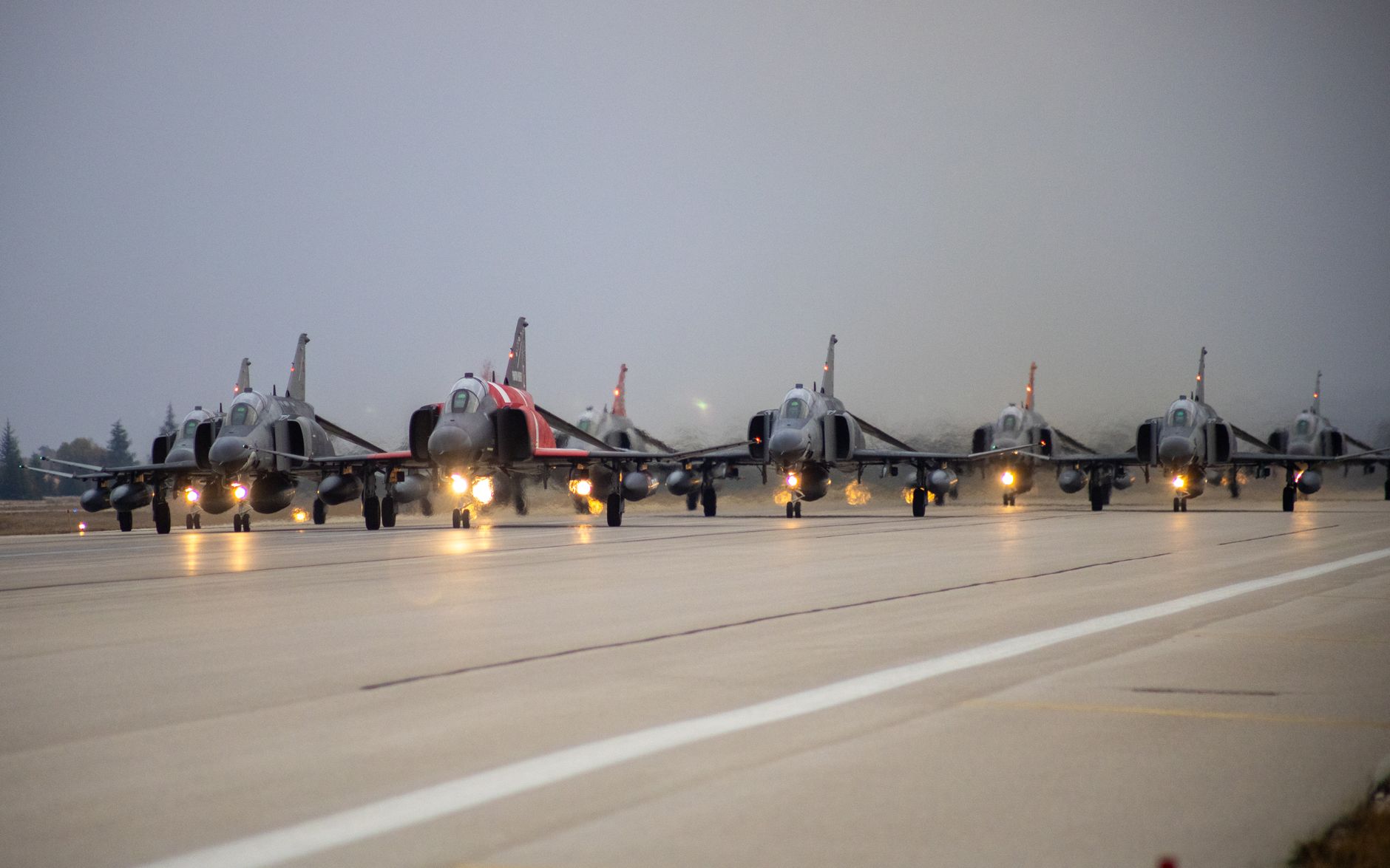 Dramat na wakacyjnym raju! F-16 stanął w płomieniach, zatrzymał turystów